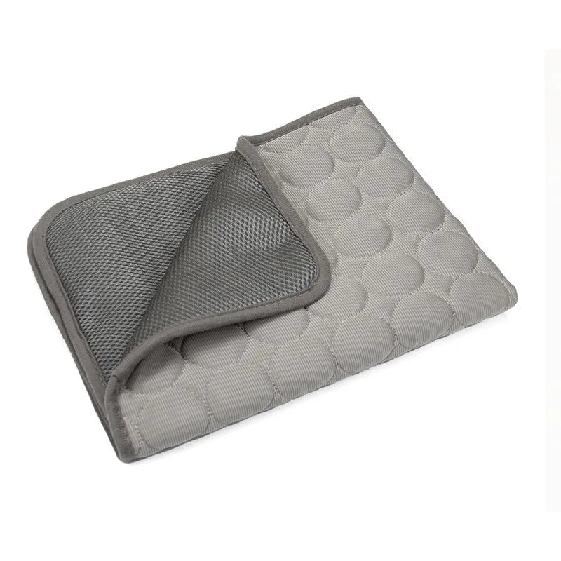 Zovae FrostMat™ – Self-Cooling Dog Mat."